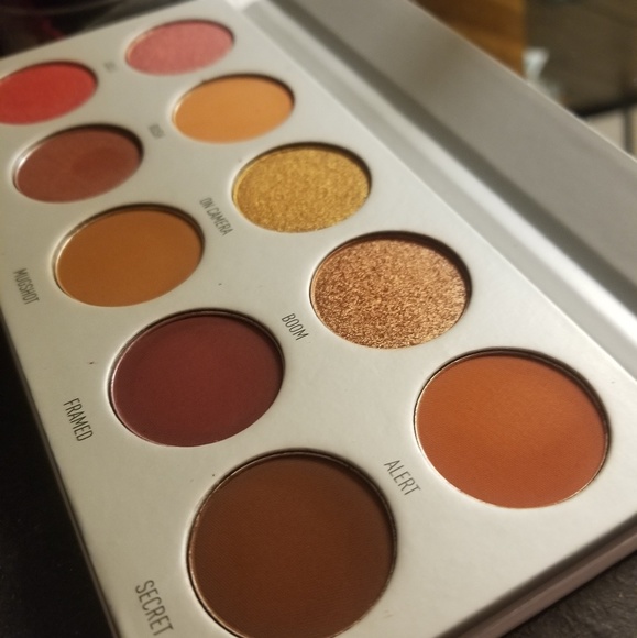 OFFERS ACCEPTED! MORPHE Jaclyn Hill palette - Picture 3 of 5